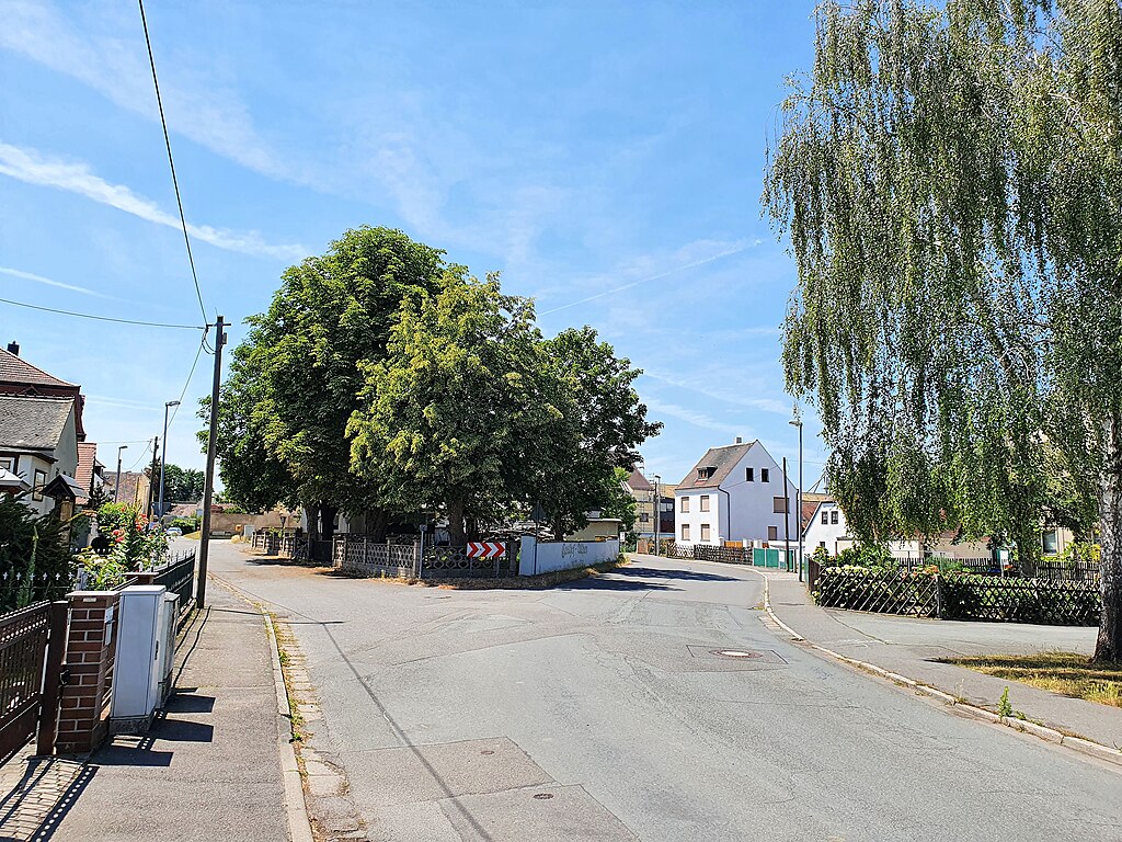 Lößnig von oben  Leipzig-Lößnig mit Stauteich und Rundling